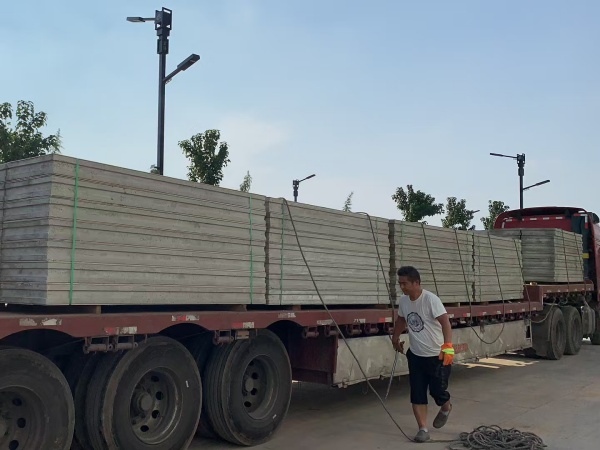 绿标轻质隔墙板发货现场